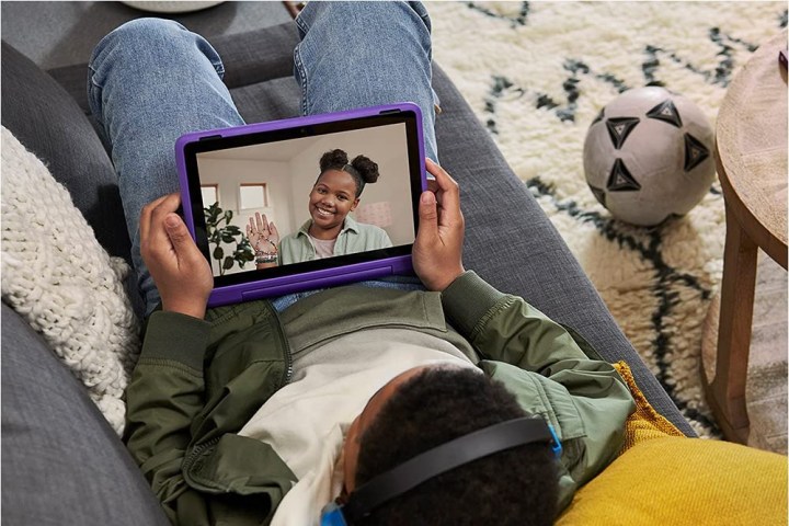 Genç bir çocuk görüntülü sohbet için Fire HD 10 Kids Pro'yu kullanıyor.