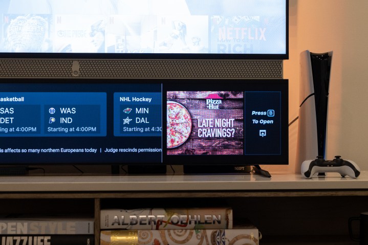Televizyondaki ikinci Akıllı Ekran, maç sonuçlarının yanı sıra Pizza Hut reklamlarını da gösteriyor.