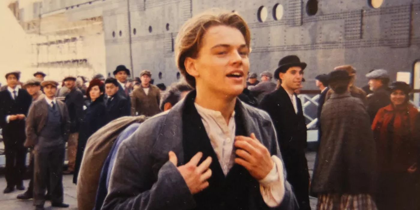 Leonardo DiCaprio Titanik setinde gülümsüyor
