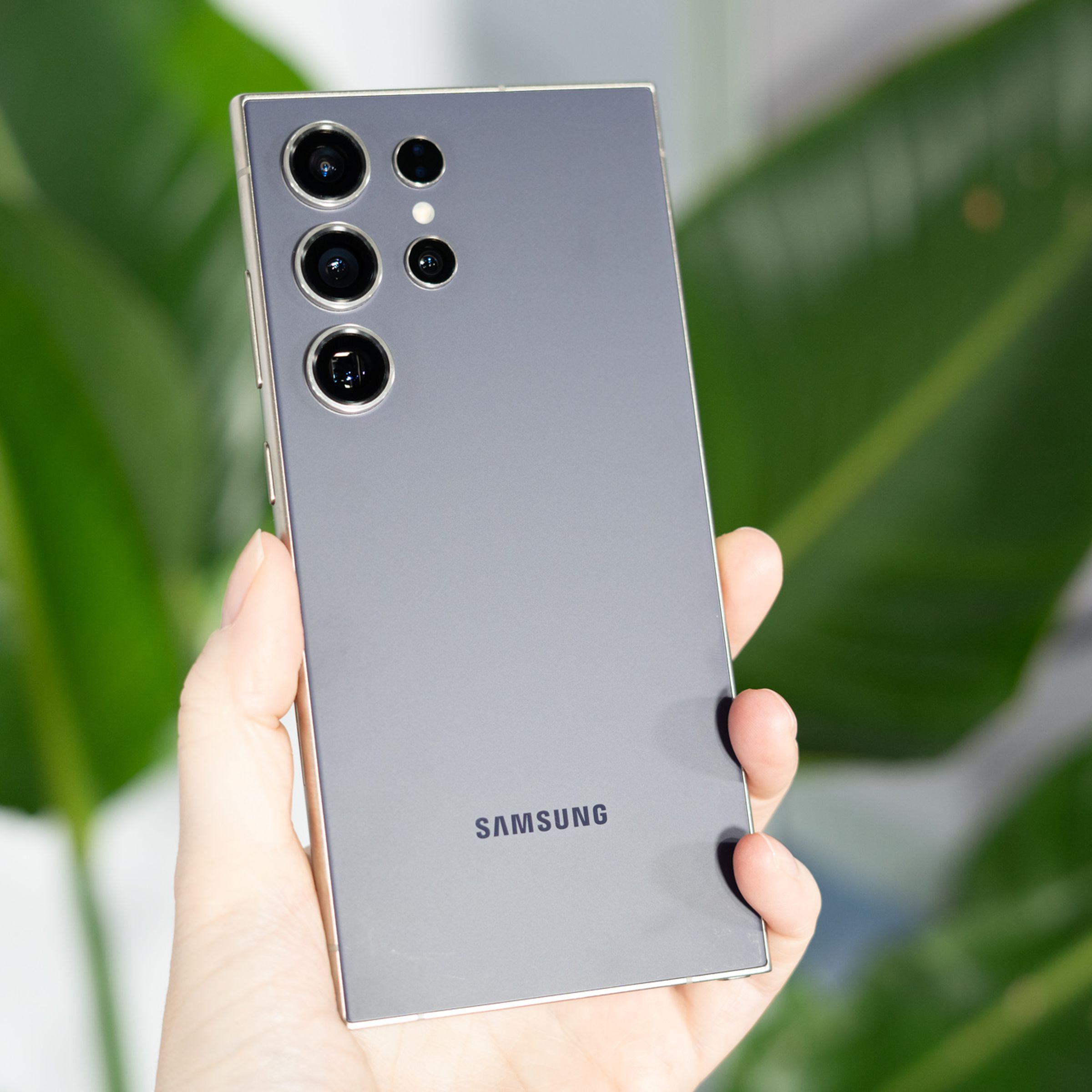 Samsung Galaxy S24 Ultra titanyum grisi renkte.