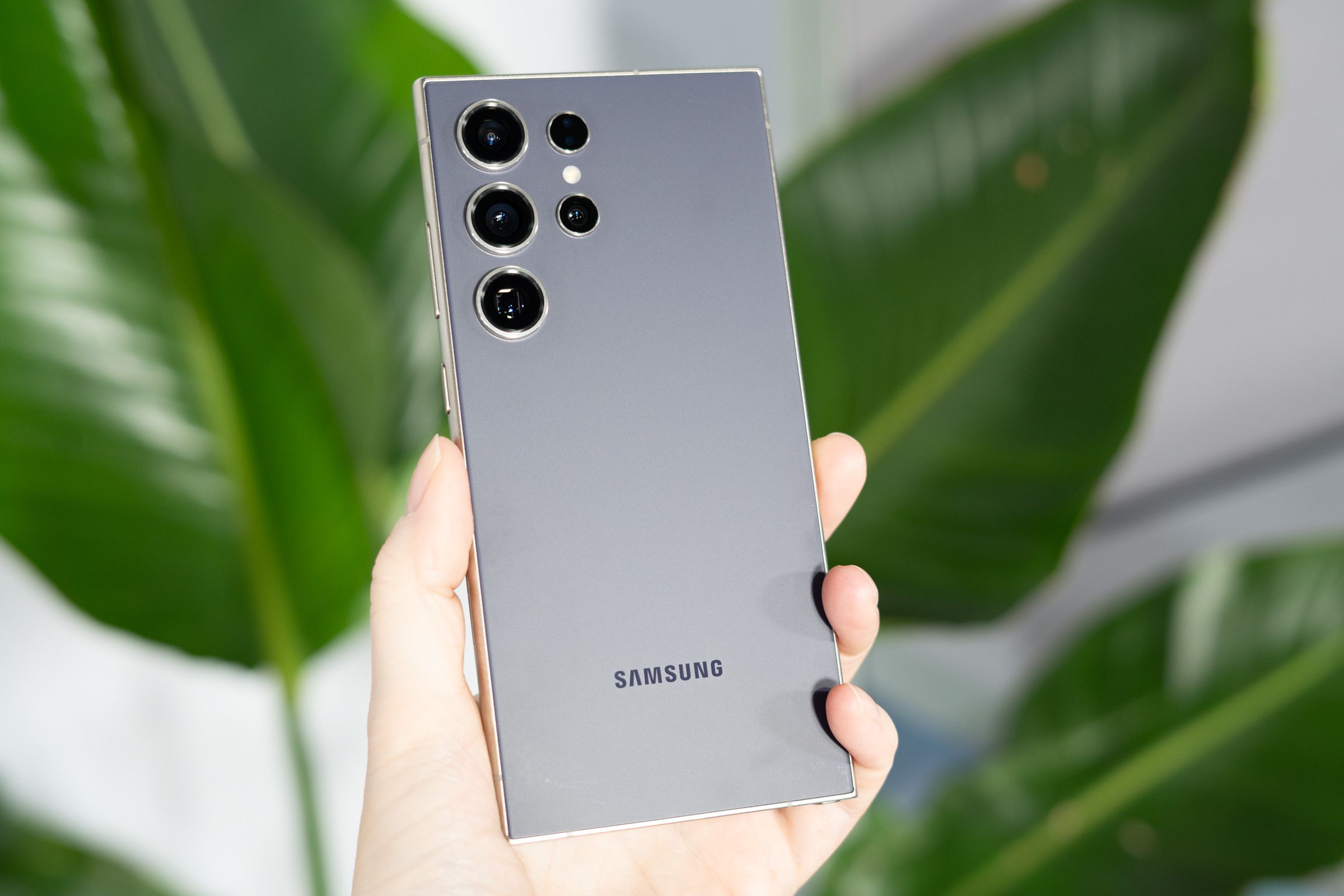 Samsung Galaxy S24 Ultra titanyum grisi renkte.