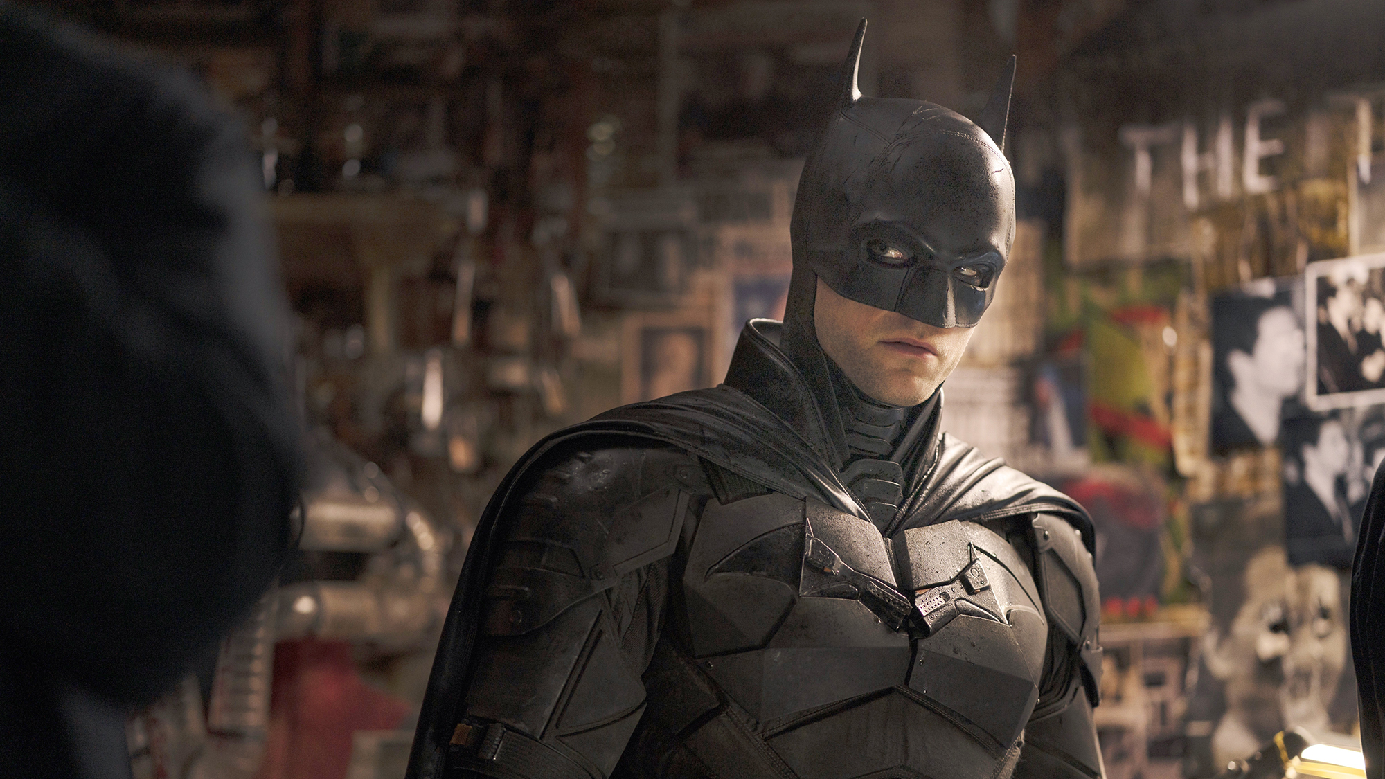 Robert Pattinson, Batman rolünde, Batman filmindeki görüntüler ve olası kanıtlarla dolu bir odada