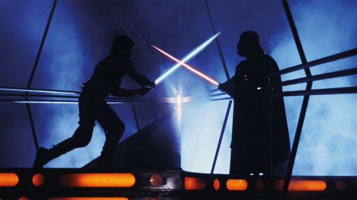 Luke Skywalker, The Empire Strikes Back'de Darth Vade ile yüzleşiyor.