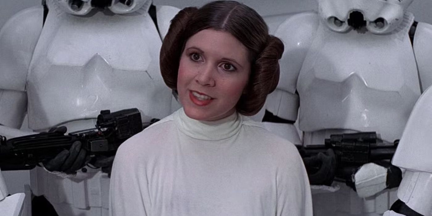 Carrie Fisher, Star Wars: Bölüm IV - Yeni Bir Umut'ta Prenses Leia rolünde Stormtrooper'larla çevrili
