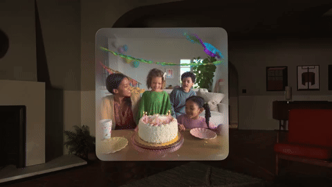 Doğum günü mumlarını üfleyen kızın Apple Vision Pro mekansal video klibi