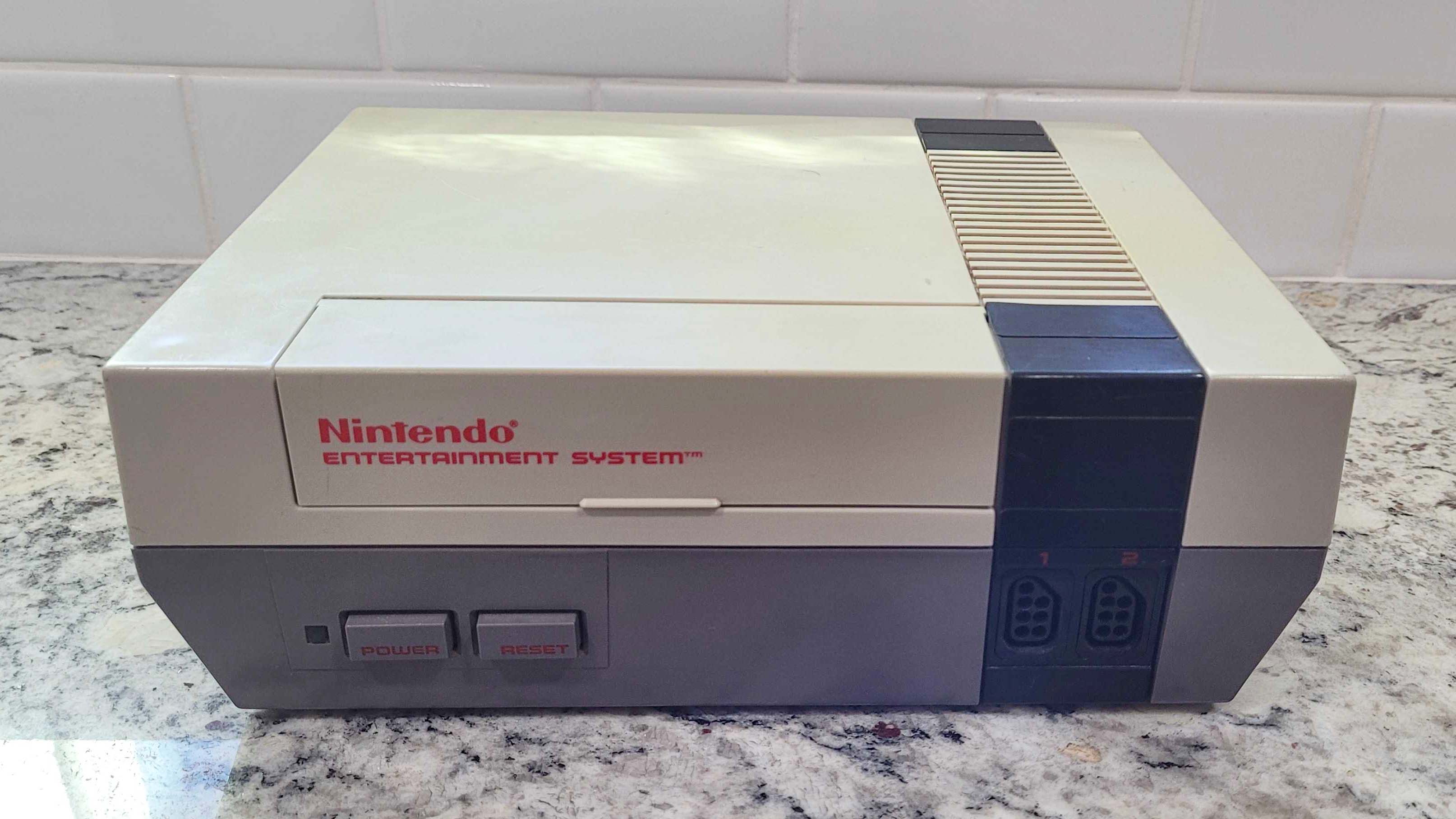 Nintendo Eğlence Sistemi (NES) tezgahta.