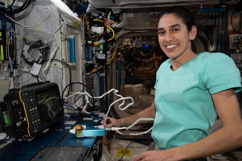 Astronot Jasmin Moghbeli Ultrasonik Muayene Cihazını Kalibre Ediyor