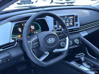 Hyundai Elantra 2024 Rusya'da satışa çıktı.115 beygir gücünde motora ve CVT'ye sahip bir arabanın fiyatı sadece 2,1 milyon ruble, ancak ayrı bir elden çıkarma ücreti ödemeniz gerekecek