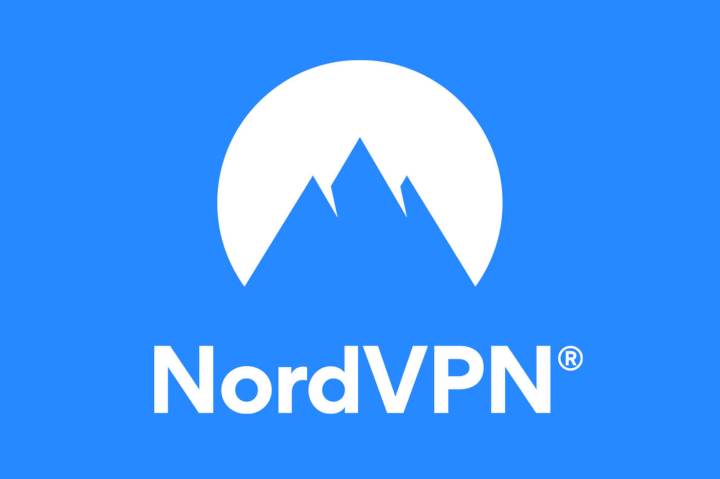 NordVPN şirket adı ve logosu, mavi bir arka plan üzerinde beyaz bir dairenin önünde mavi dağ zirveleri.