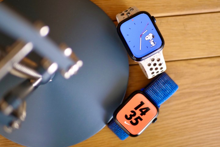 Apple Watch Series 9 ve Apple Watch Series 8 ekranlarını gösteriyor.