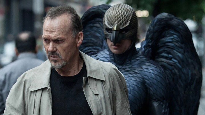 Birdman filminden bir sahnede Michael Keaton'ı kuş kostümü giymiş bir adam takip ediyor.
