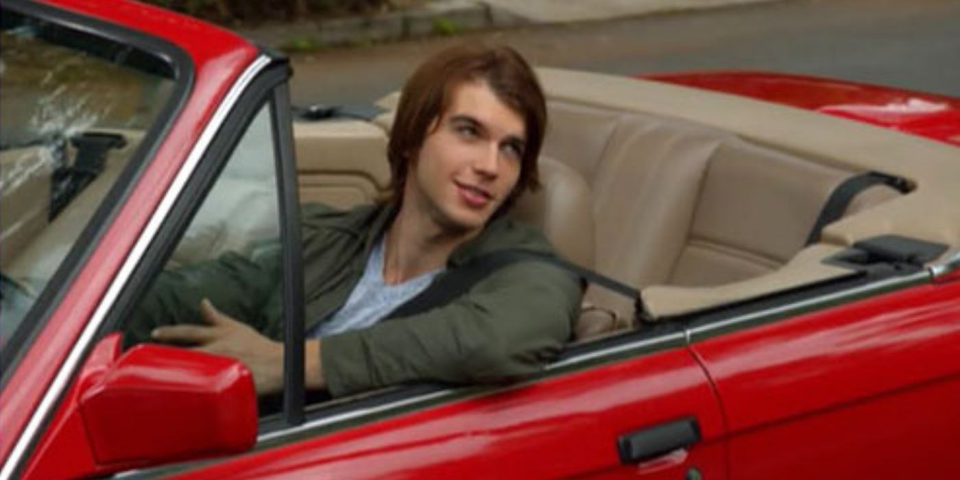 Adam Hagenbuch, Scott rolünde kırmızı bir arabada Modern Family'de Haley ile konuşuyor