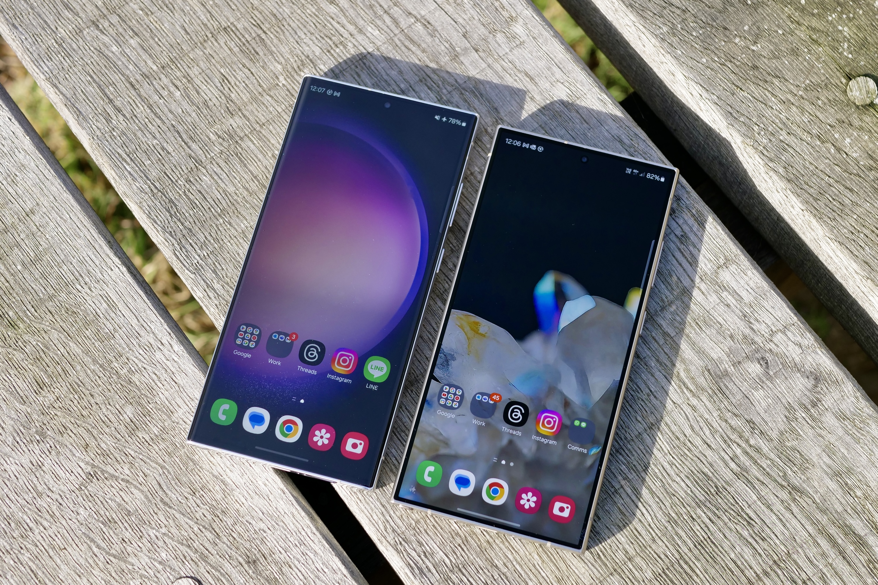Galaxy S23 Ultra ve Galaxy S24 Ultra'nın ekranları.