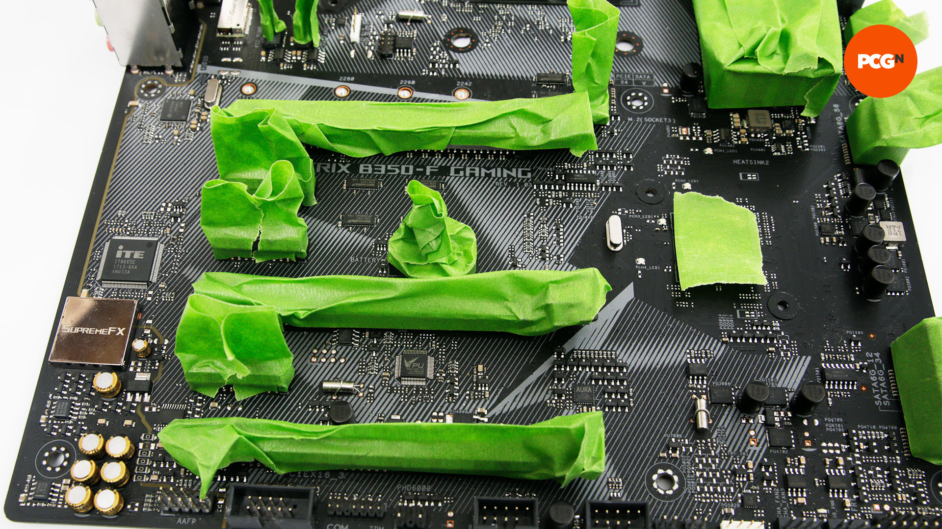 RAM yuvaları kurbağa bandıyla kaplanmıştır, böylece anakart boyanabilir