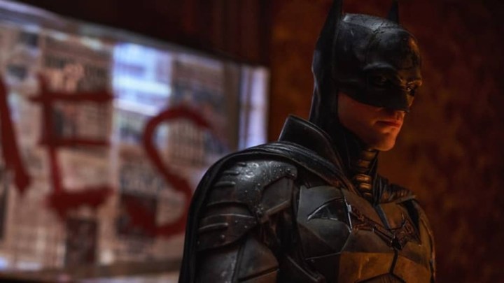 Batman, The Batman'da bir suç mahalline bakıyor.