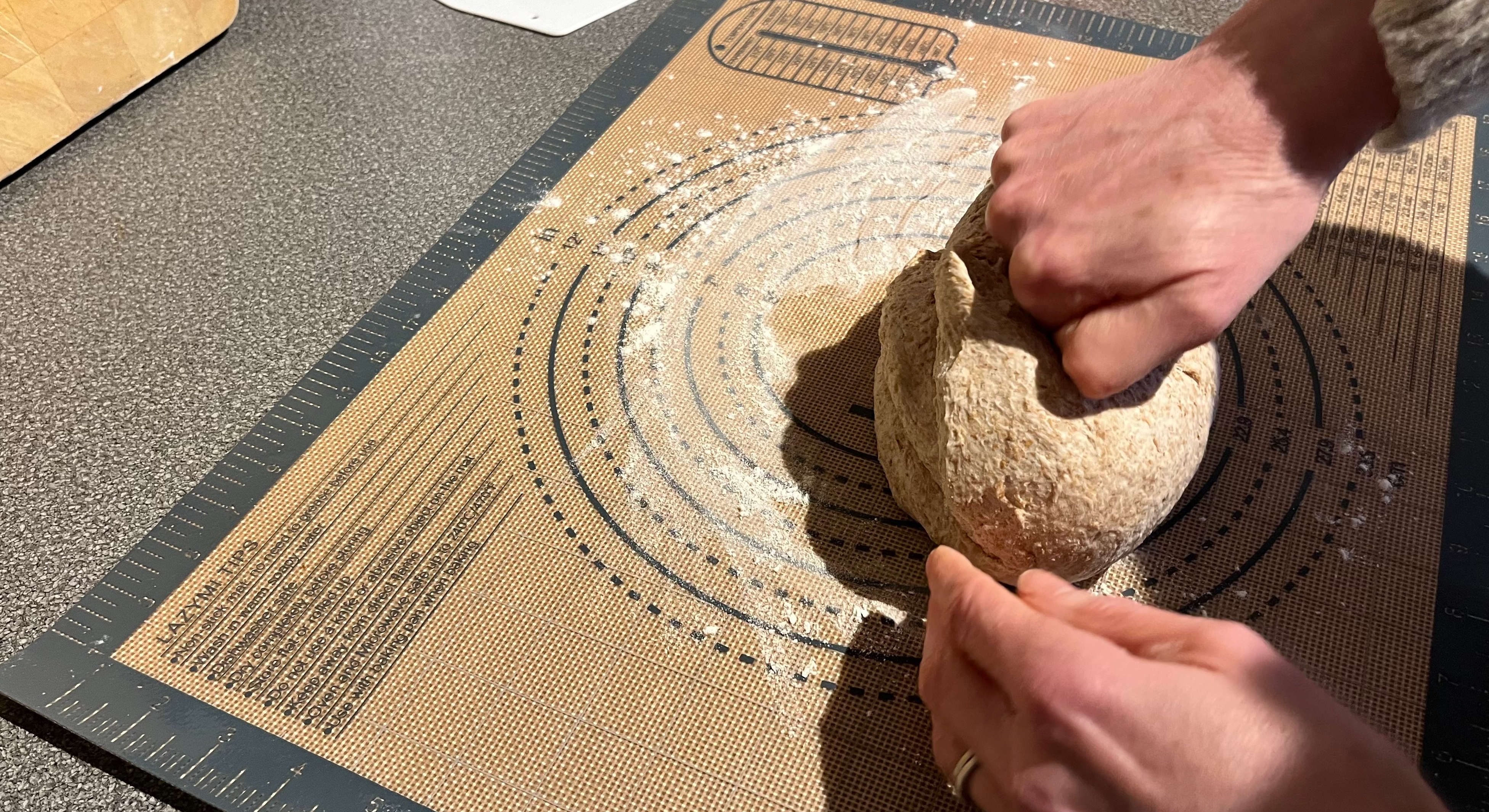 Lazymi silikon pişirme matında yoğrulan kepekli hamur