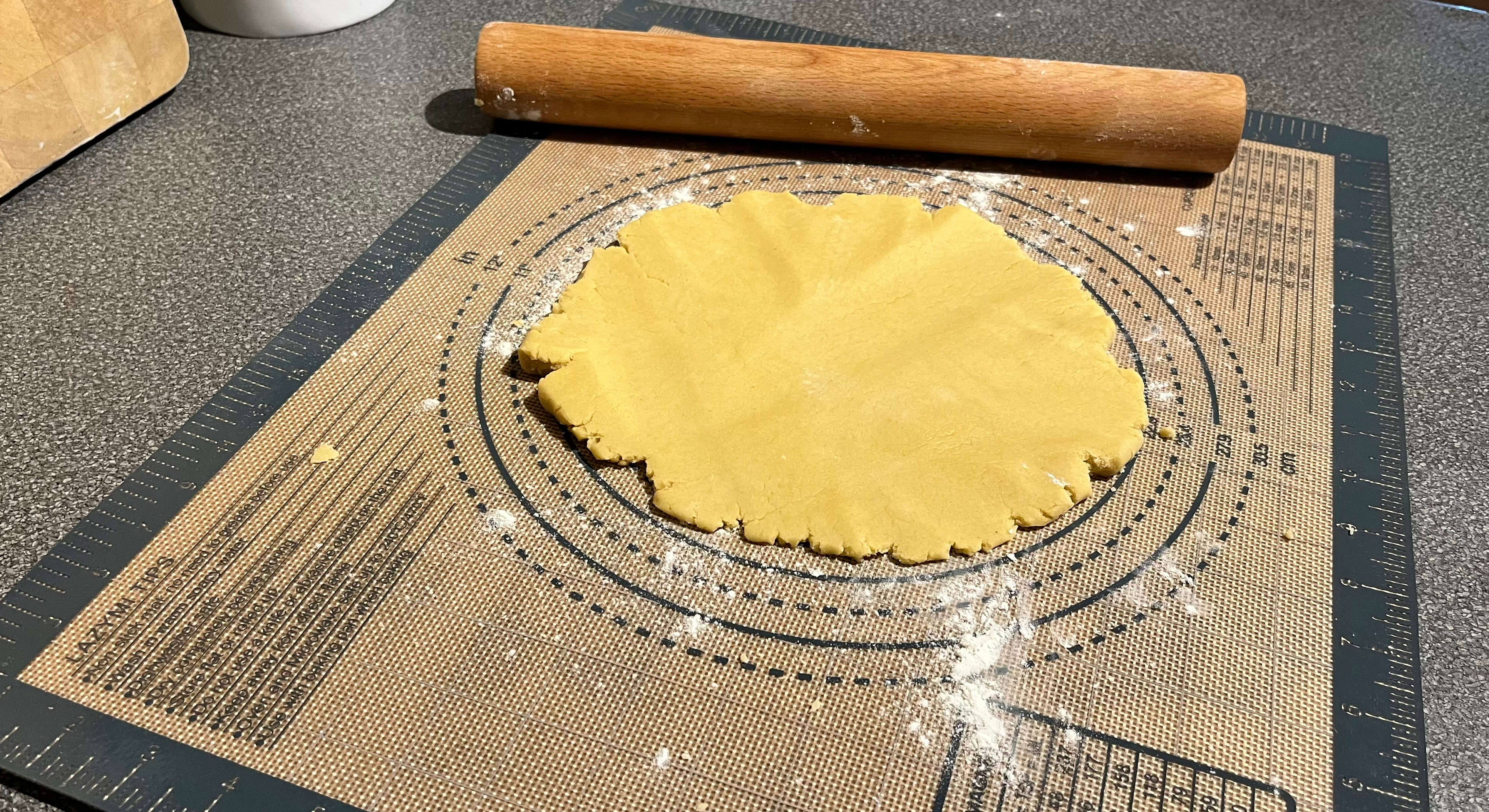 Lazymi silikon pişirme matında açılan tatlı hamur işi