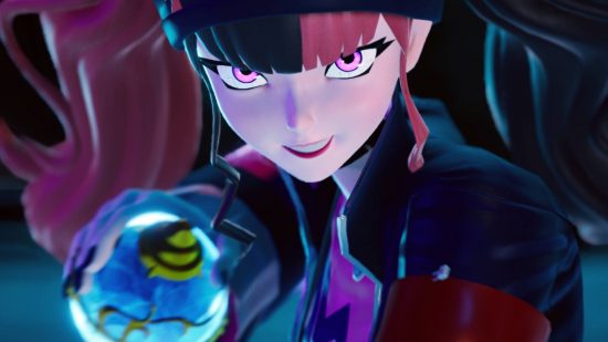Kırmızı ve siyah yarı boyalı saçları ve parlak pembe gözleri olan yuvarlak top cihazını tutarak kameraya sırıtan genç bir anime kadın