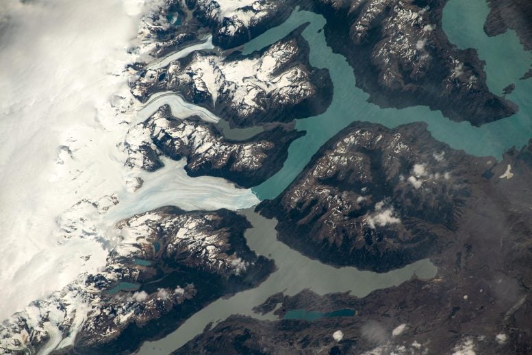 Güney And Dağları'ndaki buzullar Lago Argentino'ya boşalıyor