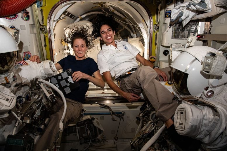 Astronotlar Loral O'Hara ve Jasmin Moghbeli Uzay Giysileri Üzerinde Çalışıyor