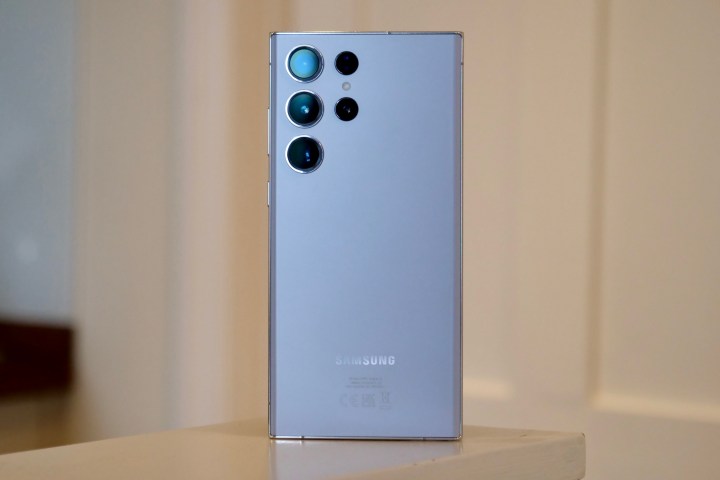 Gök Mavisi renkli Samsung Galaxy S23 Ultra, arkadan görülüyor.