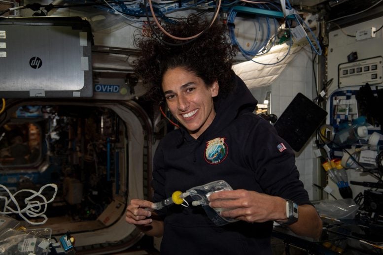 Astronot Jasmin Moghbeli Mikrobiyal Analiz için Su Örnekleri Topluyor