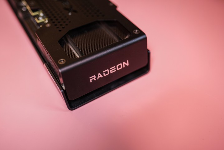 RX 7600 XT grafik kartında Radeon logosu.
