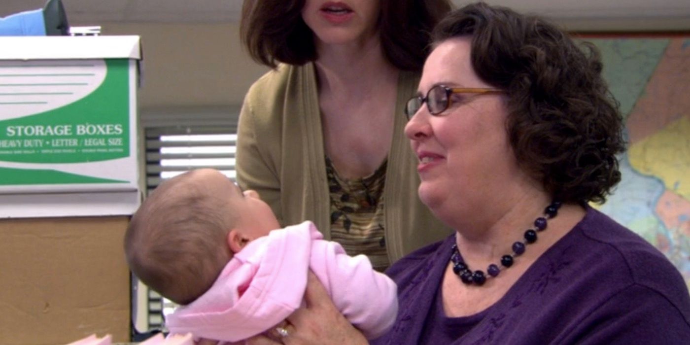 Phyllis ofiste bir bebek tutuyor.