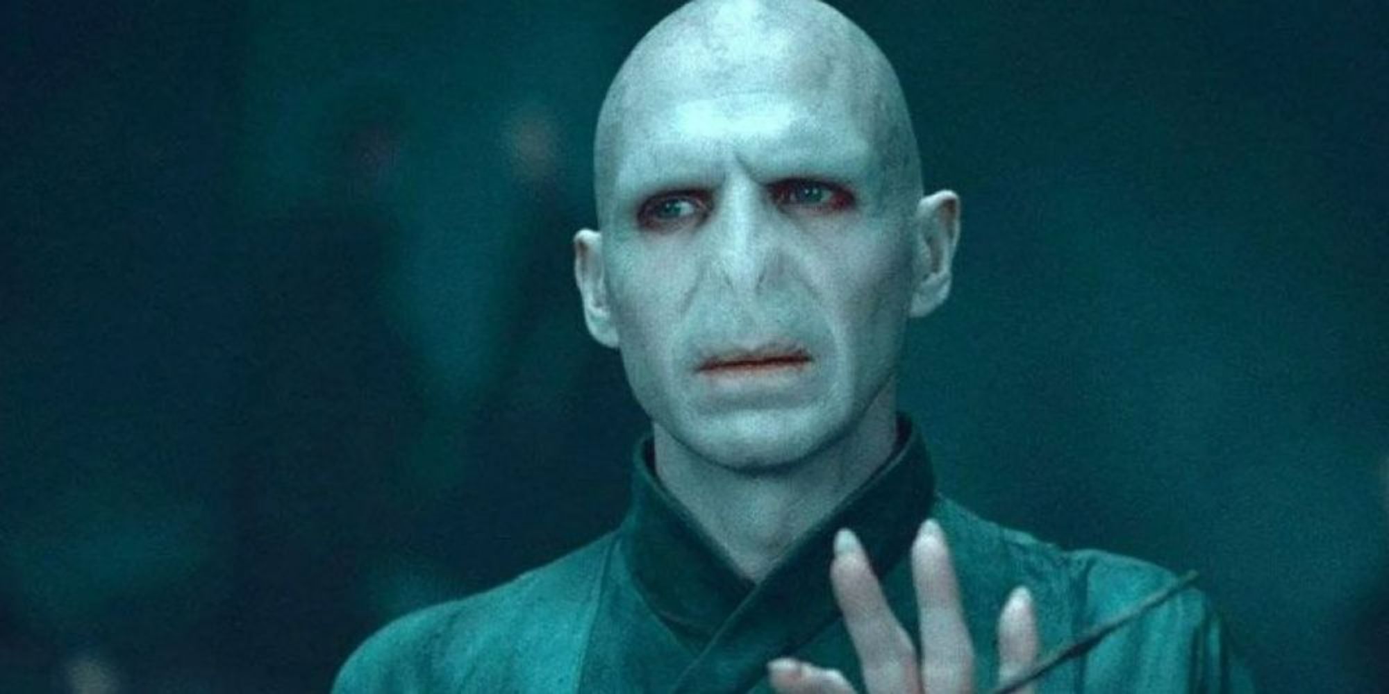 Harry Potter ve Ölüm Yadigarları: Bölüm 2'de Voldemort Mürver Asayı Tutuyor ve Ciddi Görünüyor