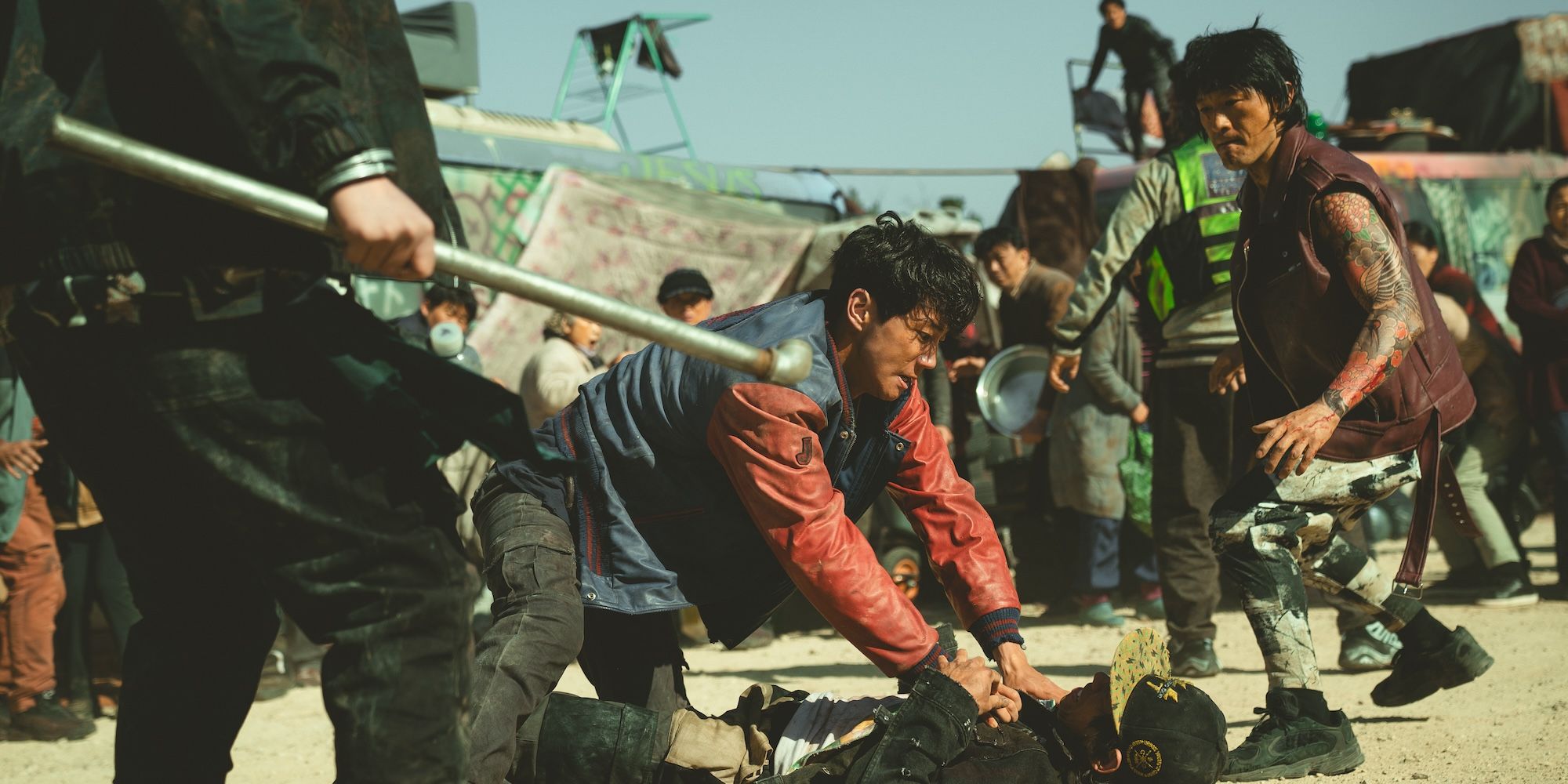 Lee Jun-young, Badland Hunters'da birini yere çarpıyor