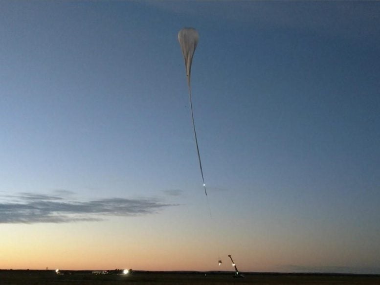 Teleskopla Gondolu Taşıyan Balon Havalanıyor