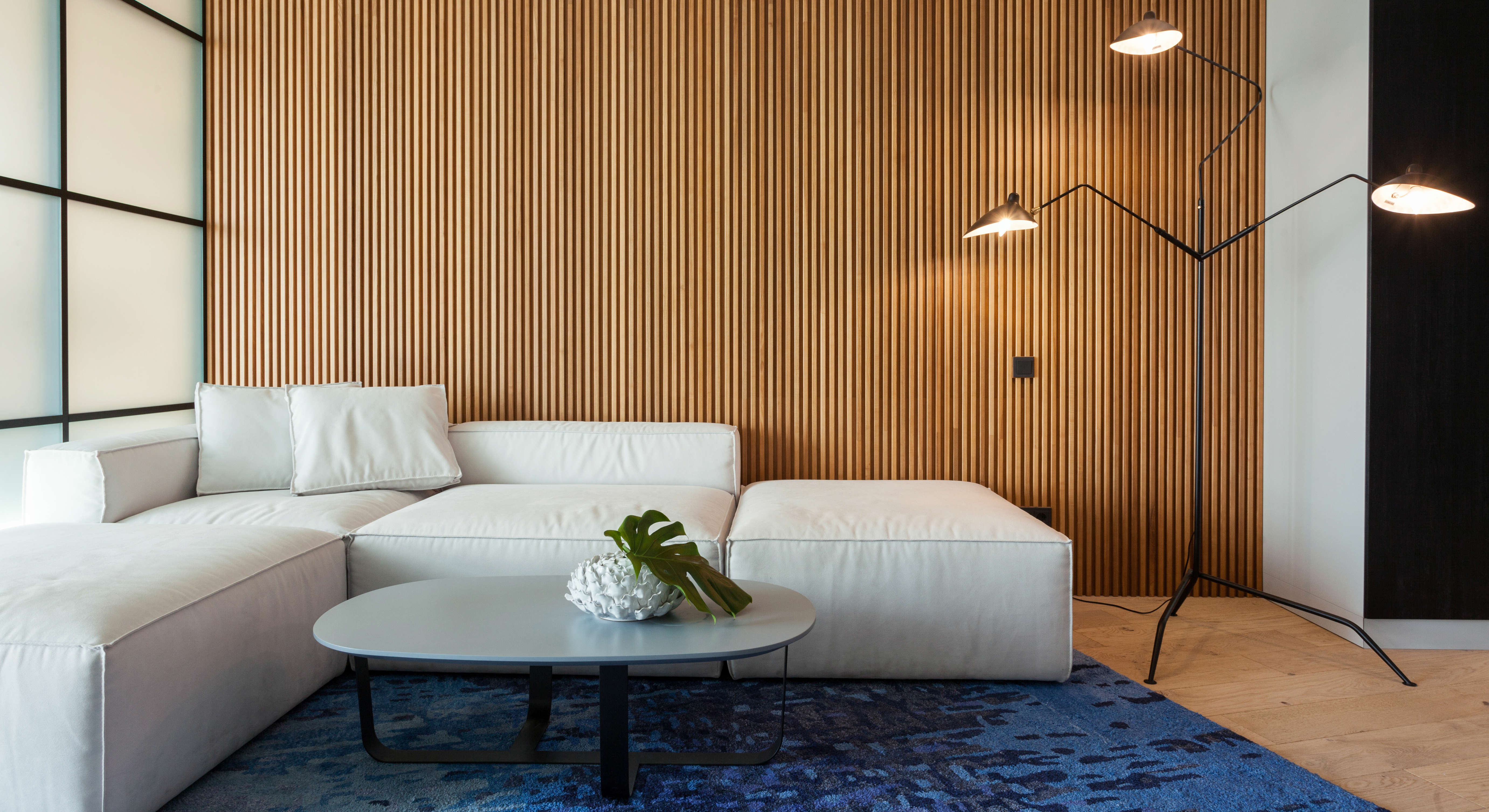 Ahşap panelli duvarlı modern oturma odası düzeni