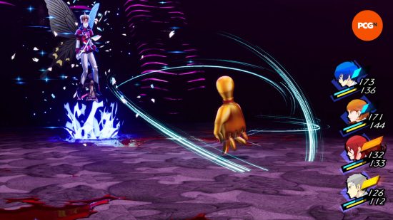 Persona 3 Reload incelemesi: Kahraman tarafından kontrol edilen bir Persona, bowling lobutu kafasıyla altın bir ele saldırıyor.
