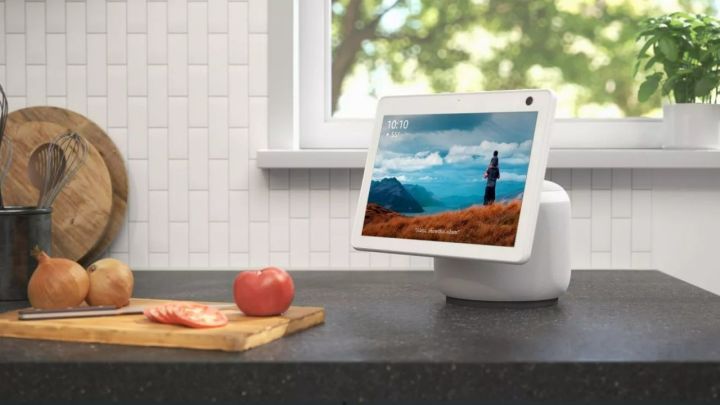 Mutfak tezgahında bir Amazon akıllı ekranı.