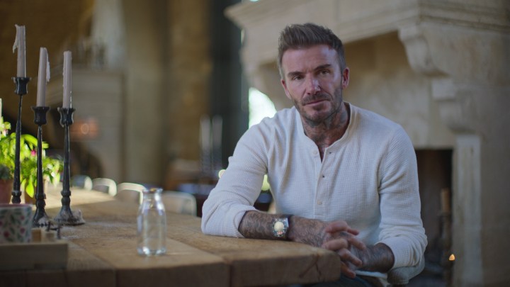 David Beckham, Beckham'da bir masada oturuyor.