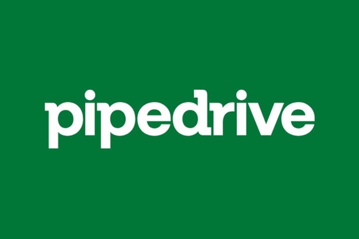 Yeşil arka planda Pipedrive CRM logosu.