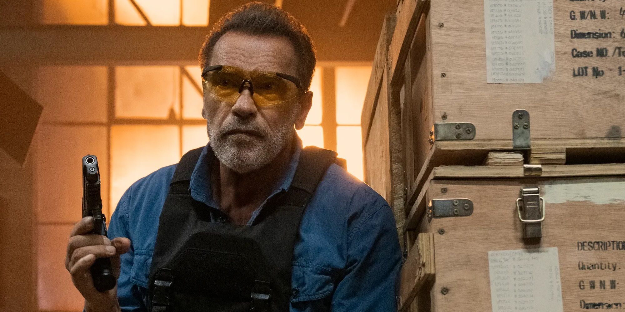 Arnold Schwarzenegger FUBAR'da tabancayla