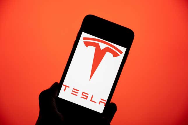Ekranında Tesla logosu bulunan bir iPhone