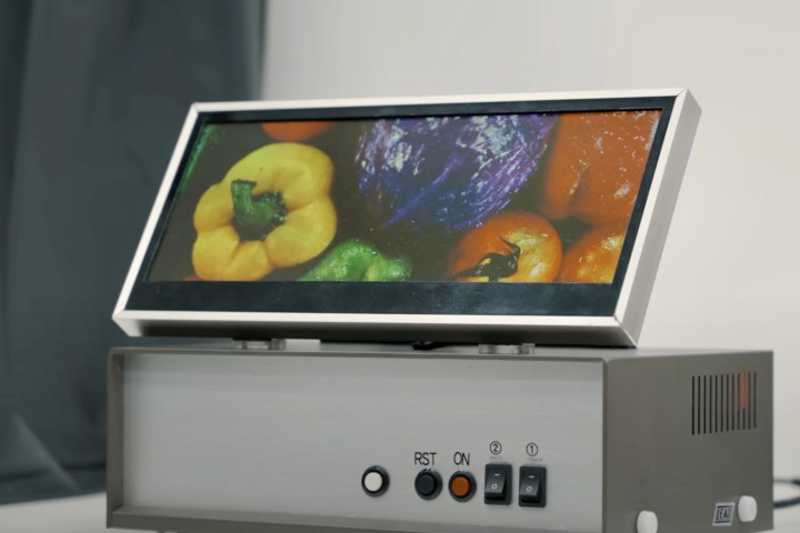 Sharp'ın prototip QDEL TV'si CES 2024'te gösterildi.