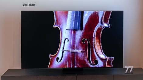 Ekranda keman bulunan Samsung S95D OLED TV