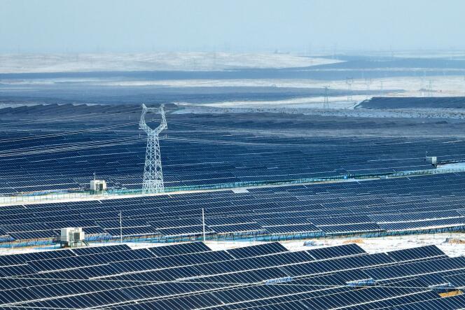 Çin'in kuzeyindeki Yinchuan'daki Gobi Çölü'ndeki güneş panelleri, 21 Ocak 2024. 