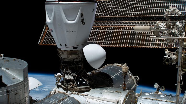 SpaceX Dragon Freedom Uzay Aracı Uzay İstasyonuna Kenetlendi
