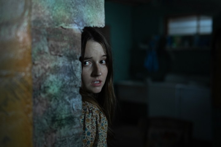 Kaitlyn Dever, Kimse Seni Kurtarmayacak'ta bir bodrum katında saklanıyor.