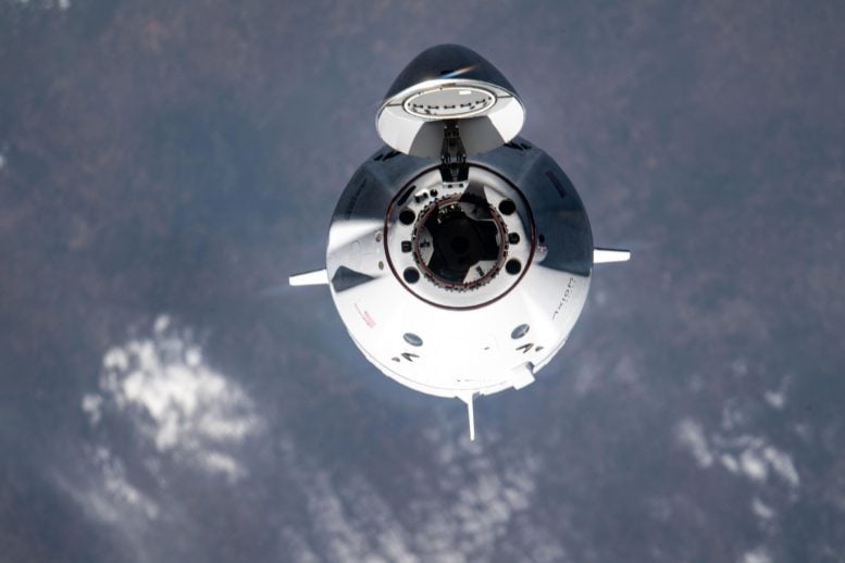 SpaceX Dragon Freedom Uzay Aracı Uzay İstasyonuna Yaklaşıyor