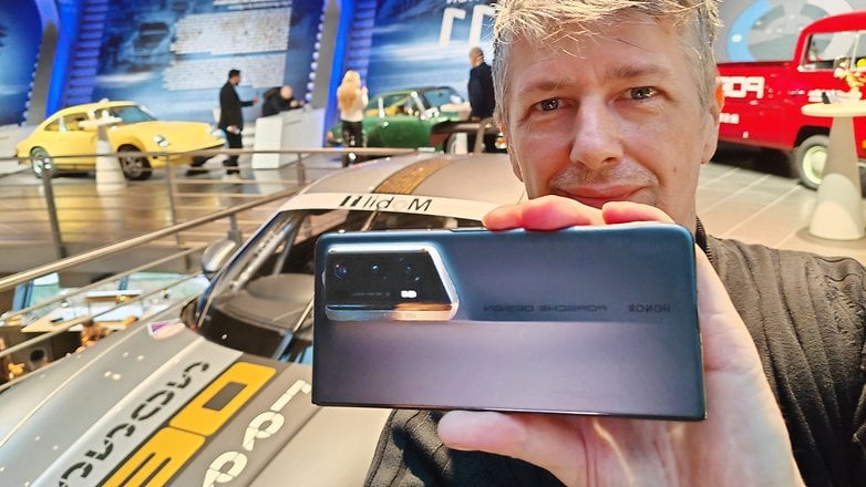 MaTT, Porsche Design'daki Honor Magic V2 RSR'yi Porsche Deneyim Merkezi'ndeki kameraya tutuyor.