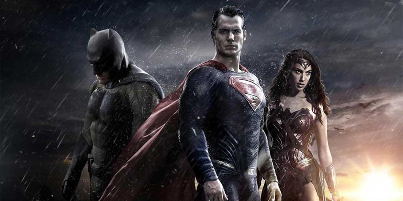 Batman V Superman'den Batman, Superman ve Wonder Woman'ın acımasız göründüğünü gösteren poster
