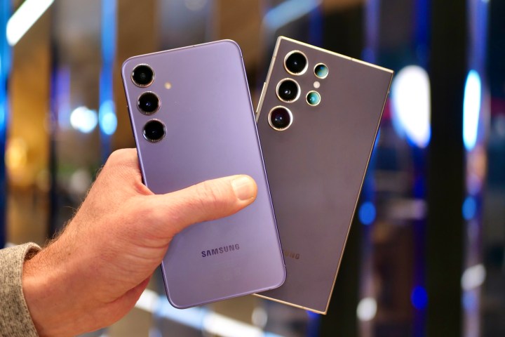 Samsung Galaxy S24 Ultra ve Galaxy S24+'ı tutan bir kişi.