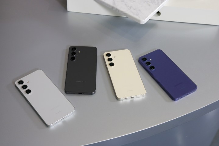 Samsung Galaxy S24'ün dört rengi de masanın üzerinde yüzüstü duruyor.