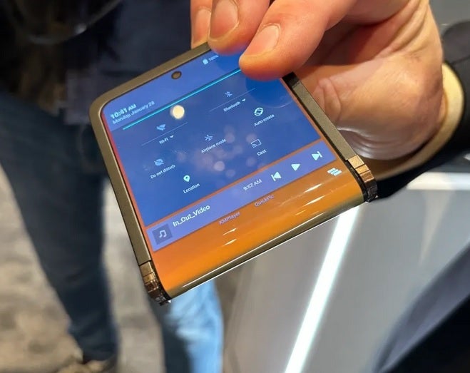 Flex in &amp;  Out Flip konsept cihazı.  Resim kredisi-CNET - Samsung'un yeni konsept telefonu dünyanın en popüler katlanabilir telefonunu yeni bir yöne taşıyor