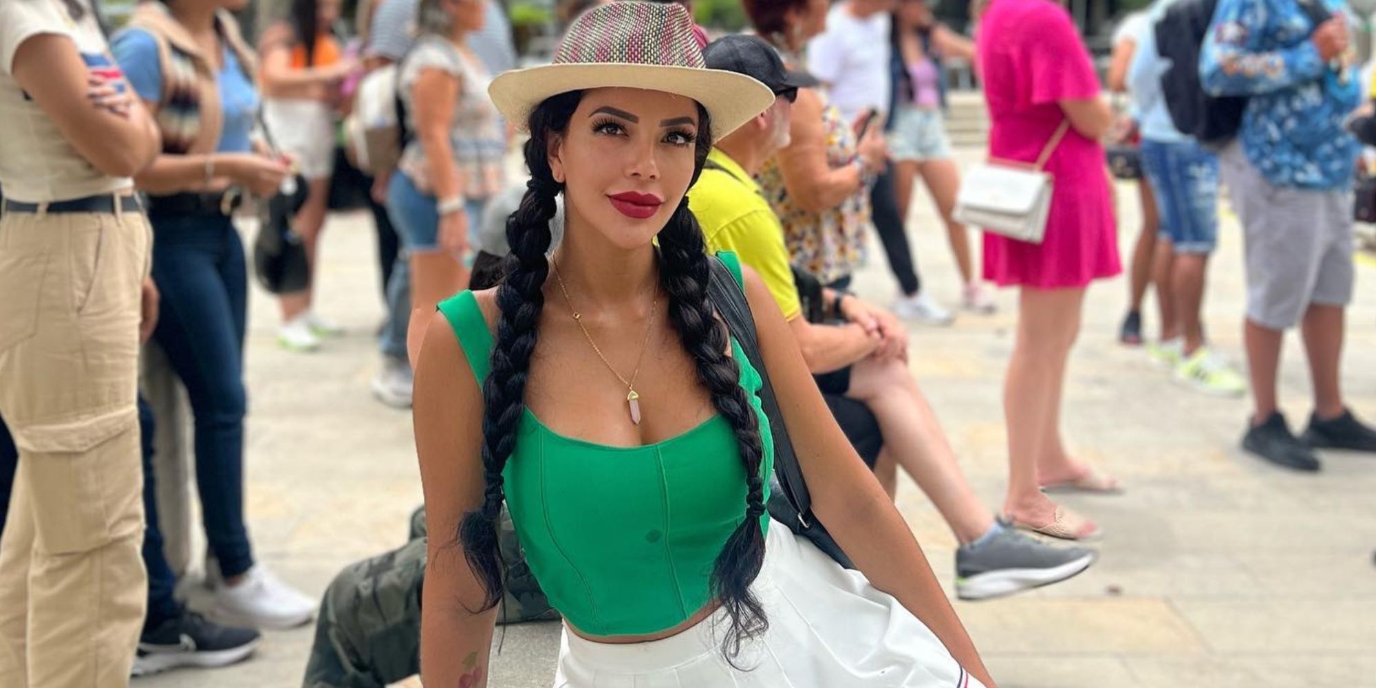 90 Day Nişanlısı yıldızı Jasmine Pineda piknikte yeşil üstlü ve beyaz pantolonlu şapka takıyor